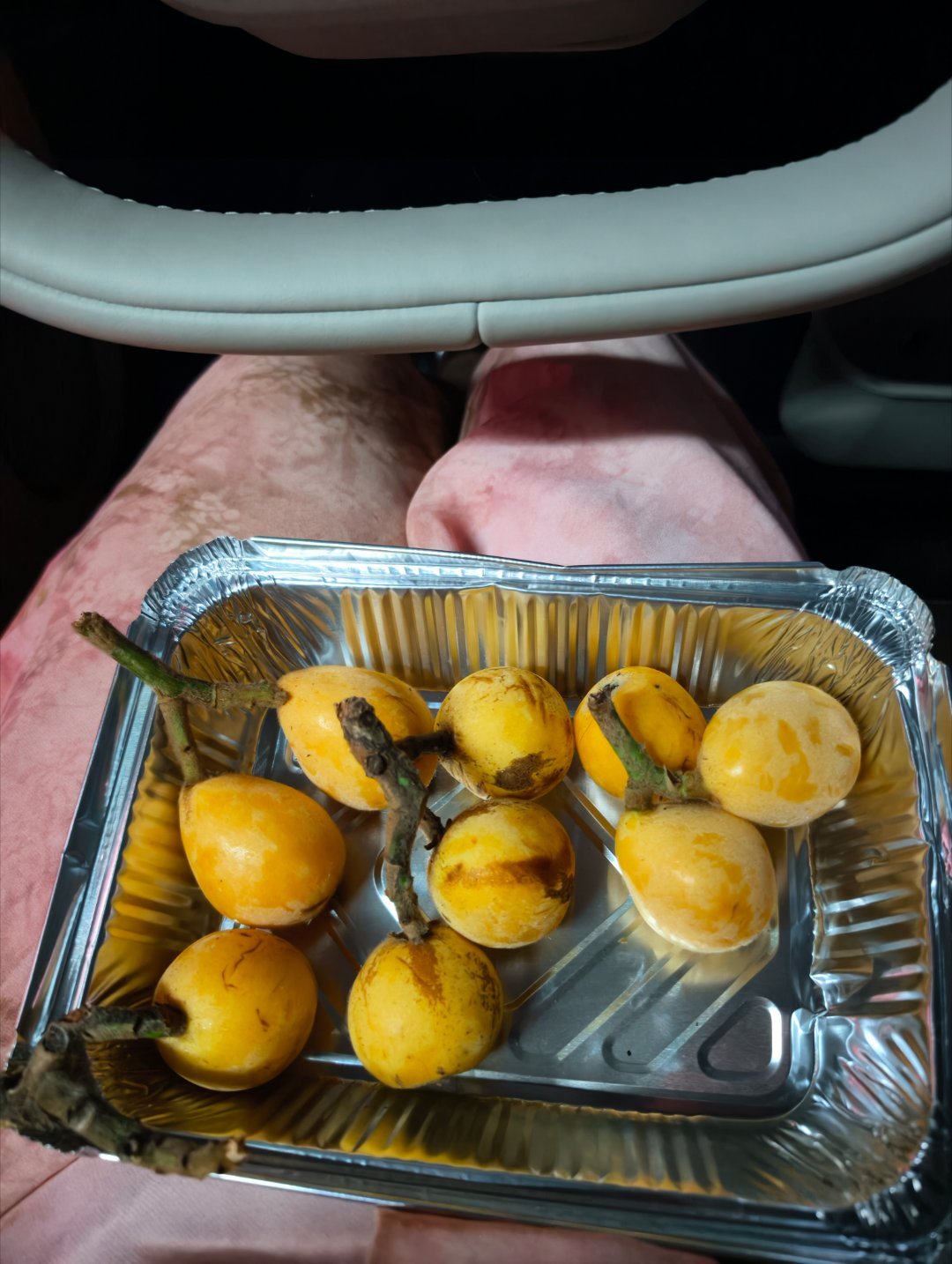等孩子下课，自己在车里吃点枇杷。（再次感叹，会开车真好） 
