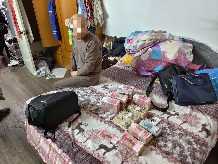 400多名老人排队去银行换外汇，很多人只当自己帮人跑趟腿，拿点辛苦费。上海警方把