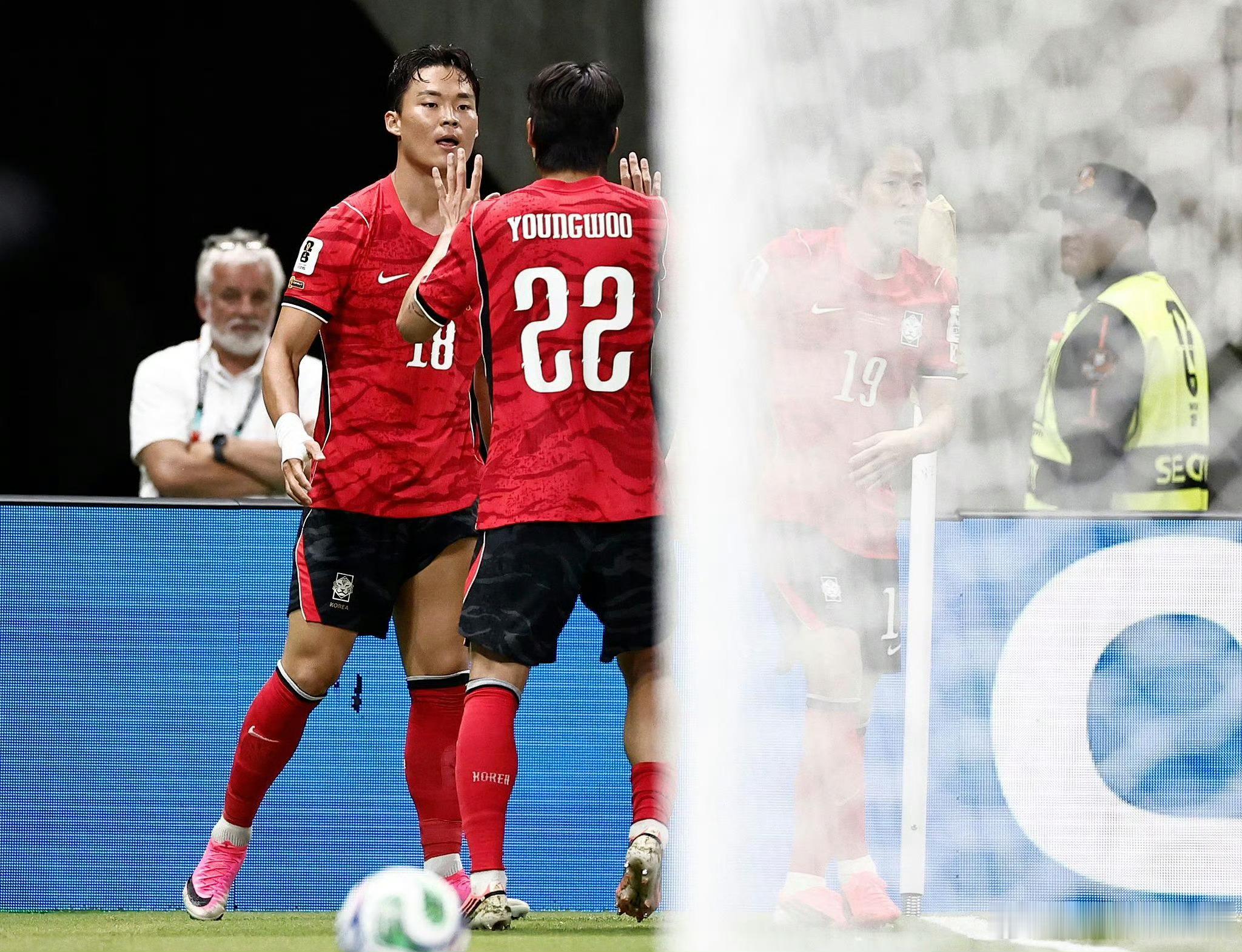 韩国2比1捷克世界杯小组赛A组第1轮，韩国vs捷克。上半场双方均无建树，下半场孙