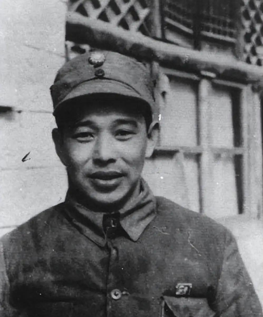 红军时期，部队生活条件艰苦，干部战士常挤在一处休息。某日深夜，廖汉生与一位战友因