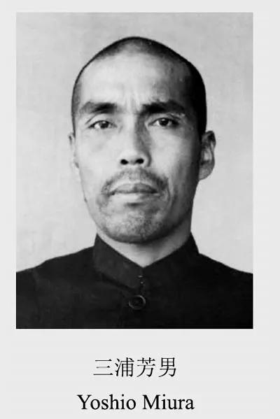 1942年，鬼子为了取乐，将一块毛巾盖在了一位农民的脸上。随后，鬼子不停地往农民