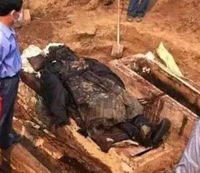 1966年， 北京 发现了 大太监李莲英 之墓，当考古人员揭开棺材后，正准备准备