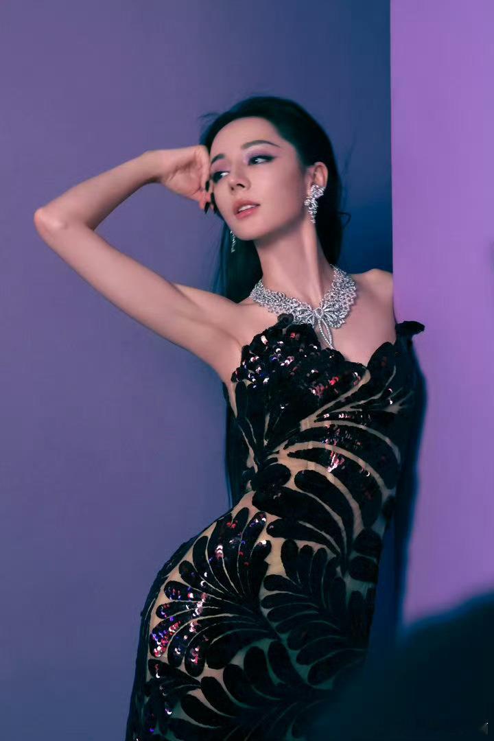 迪丽热巴练出一身肌肉线条狠狠羡慕住了，尤其对于一直在减肥路上的我迪丽热巴美就算了