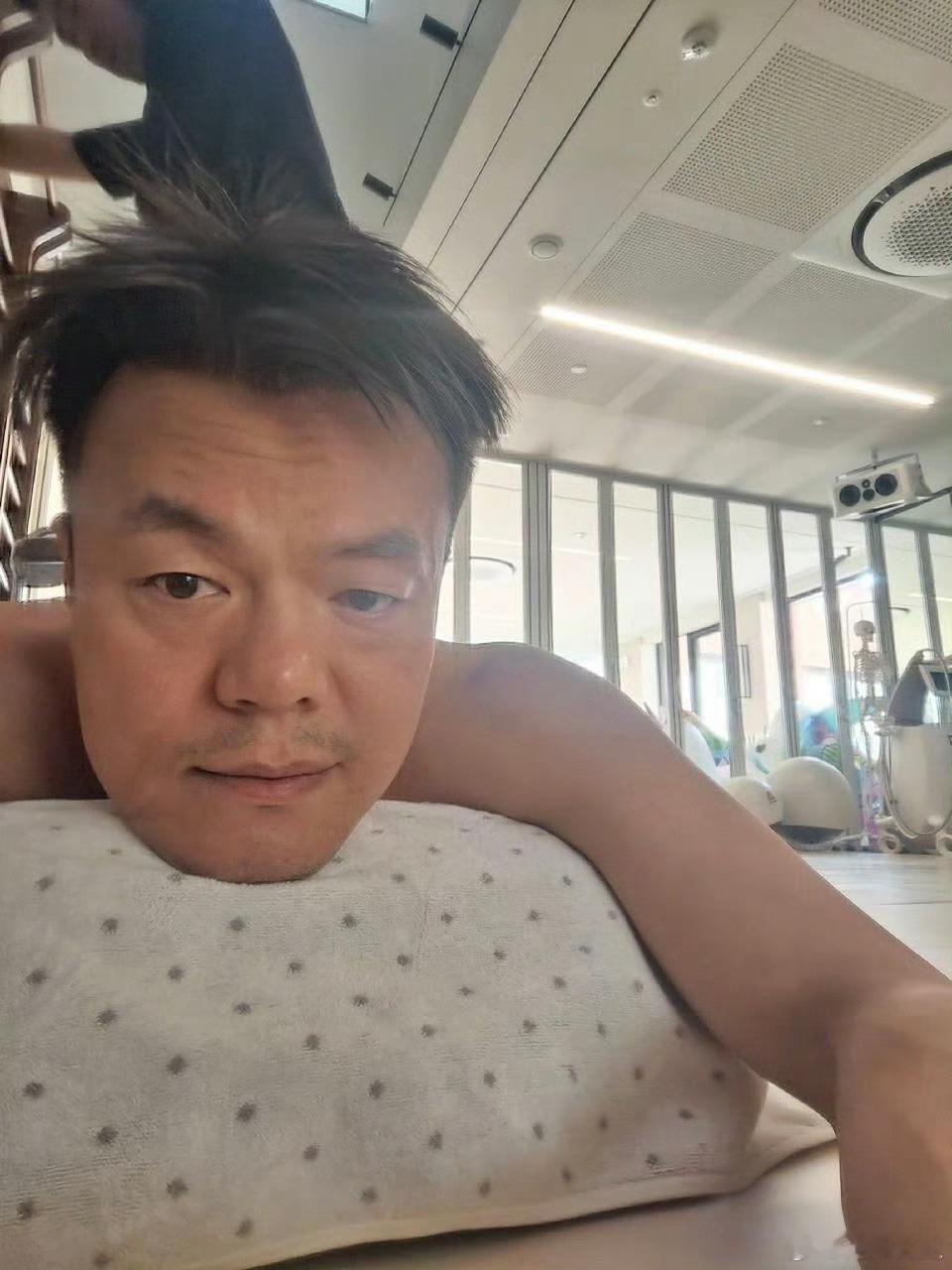 卢关晚安特地为你们拍的 晚上可以看我的照片入眠 希望晚上能梦到我思密达🥺 