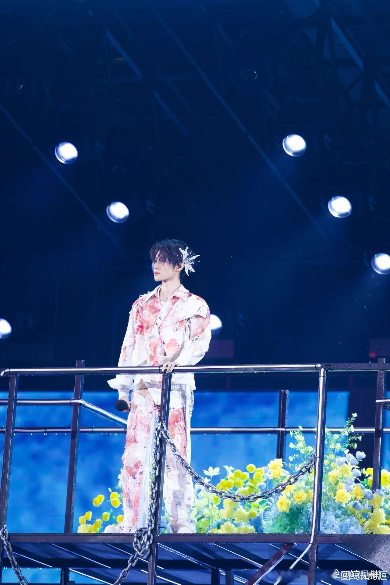 张真源第四天演唱会后的状态 谁能想到舞台上状态那么稳，私下却被身体状况困扰，排练
