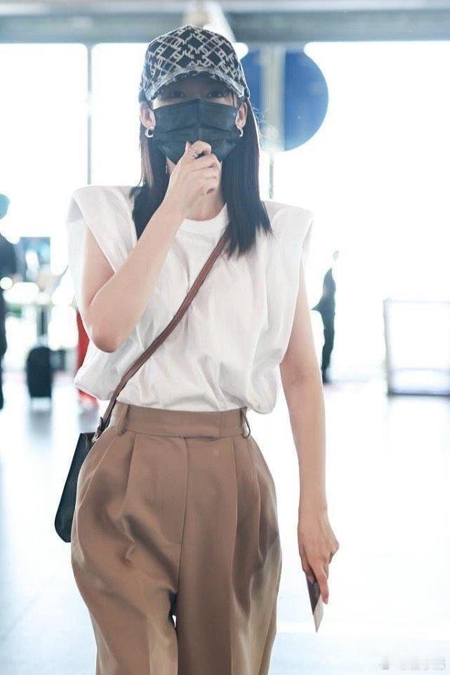 被李沁的高级感折服！穿垫肩衬衫配西裤，气质翻倍！ ​​​