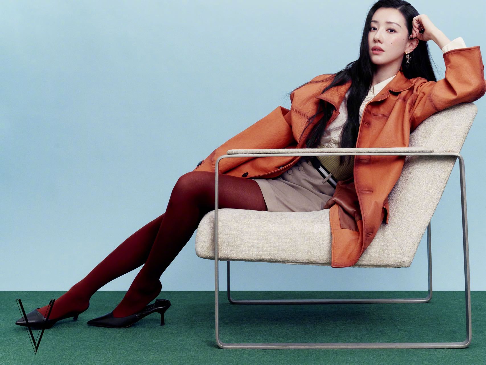 王鹤润蓝色开运妆容 鲨疯了！王鹤润这组大片直接美出新高度✨ 标志性的蓝色眼妆清透