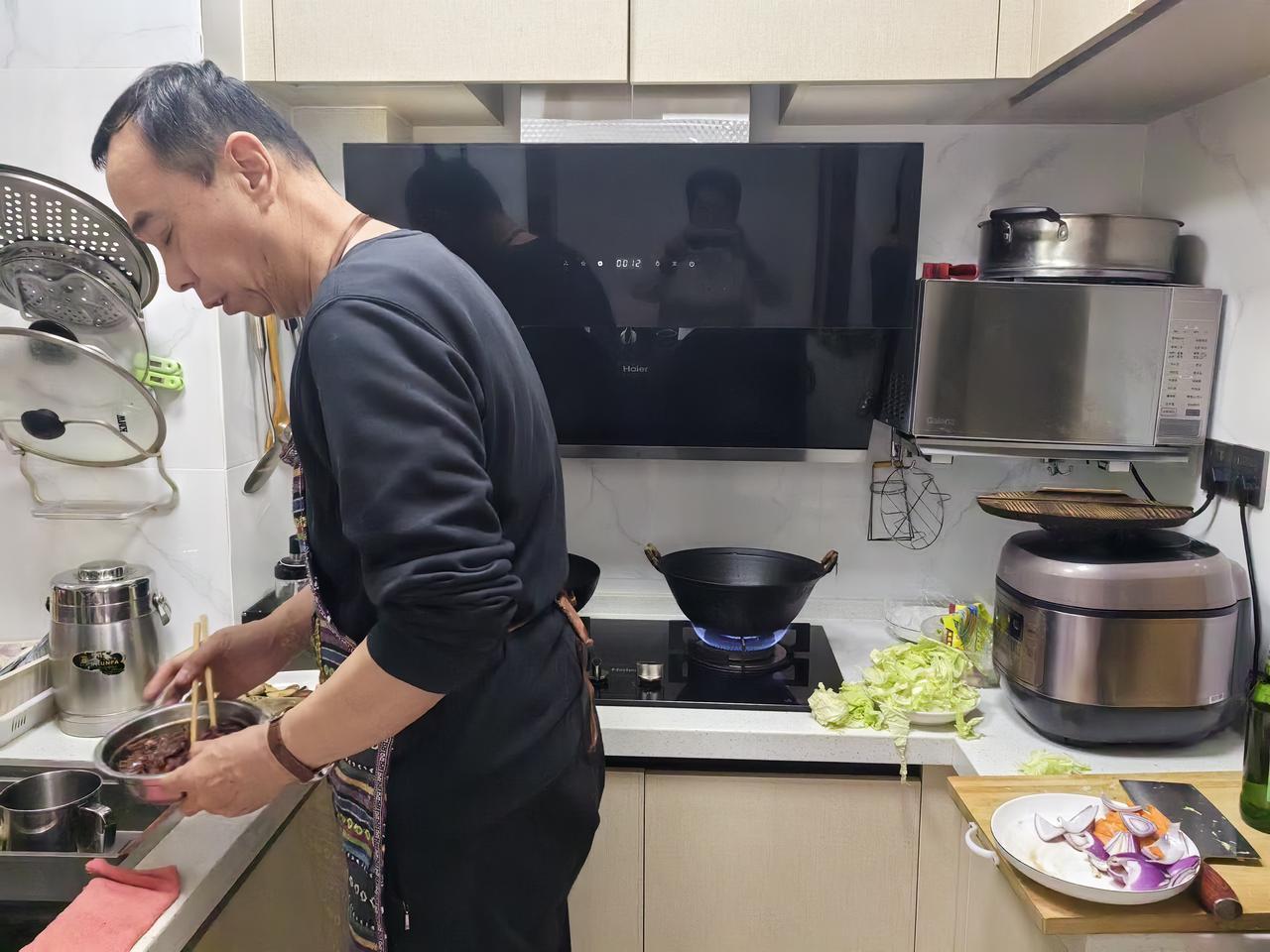 有人说女婿上门像“临时工”——干活积极，坐下尴尬。其实这事儿真不用上纲上线，咱们