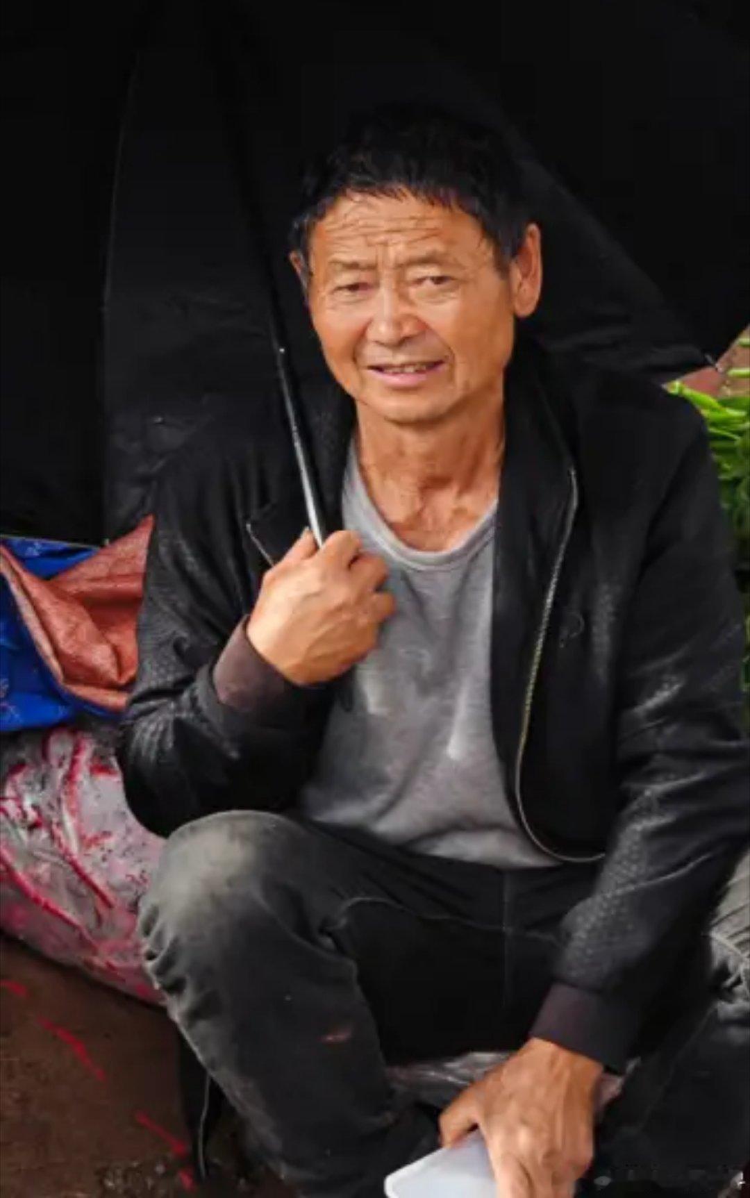 摄影技巧 下雨天，刚从山里拾来的菌子，遇上赶场，希望卖个好价钱，心中充满喜悦。遇
