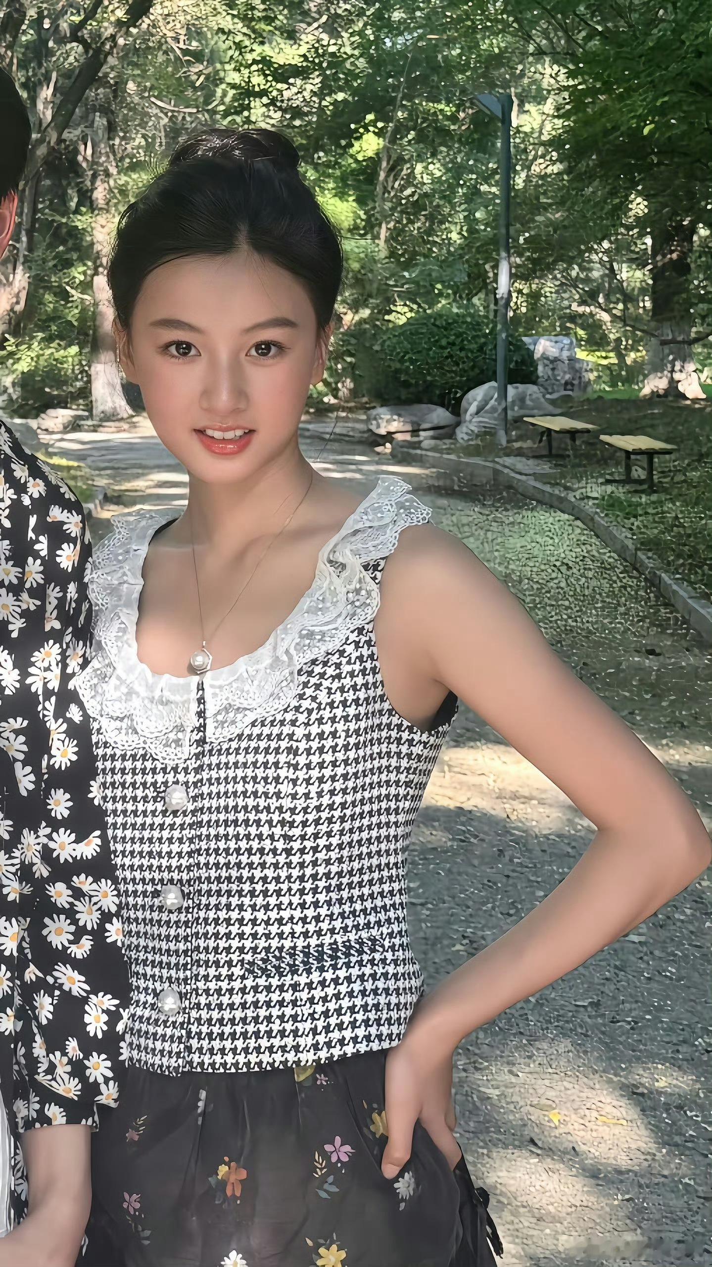 七七这张好美 有点张柏芝刚出道时的感觉 