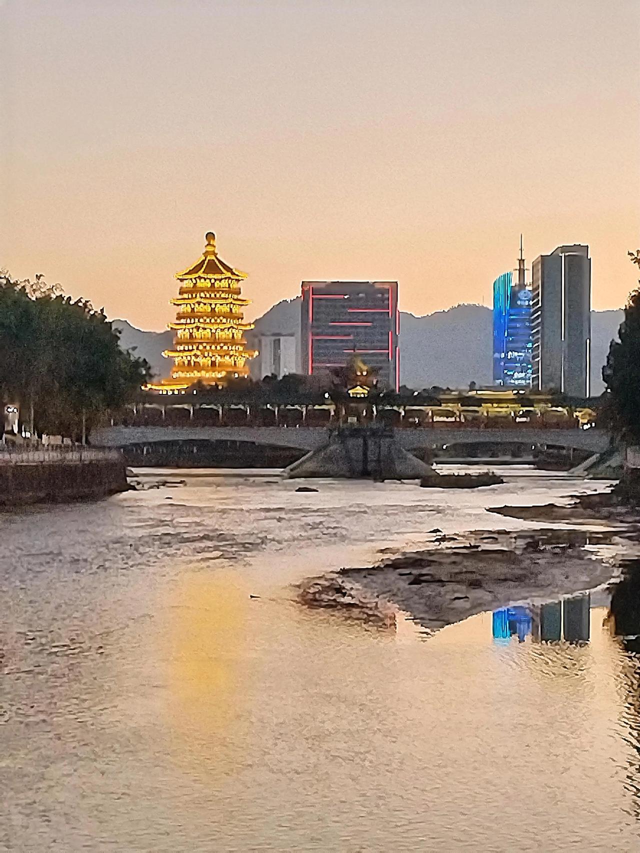 江畔灯火映，楼阁夜色深。沿着河堤小跑健身，领略两岸风景。