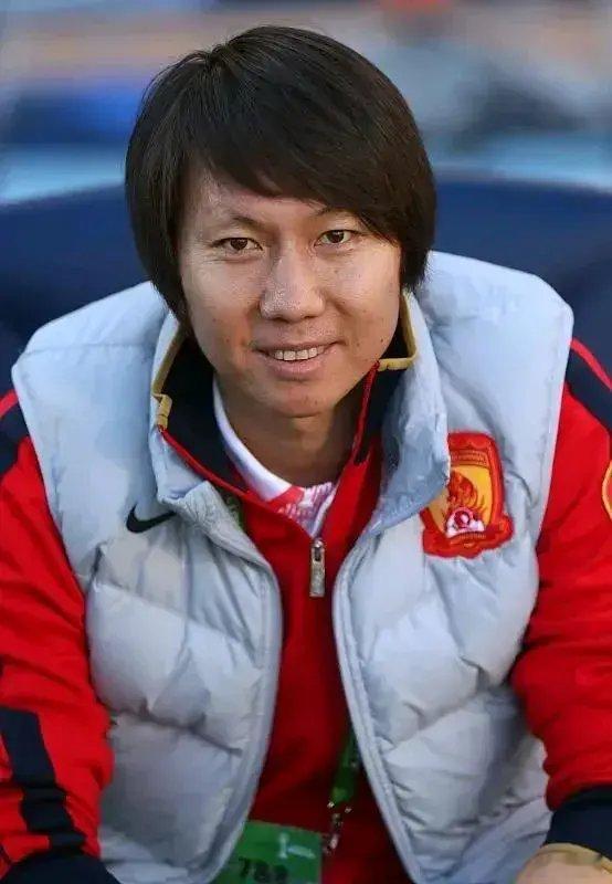 李铁案宣判 李铁的老婆和两个女儿1、老婆∶龙菲，她的名下有多家公司，两人在200