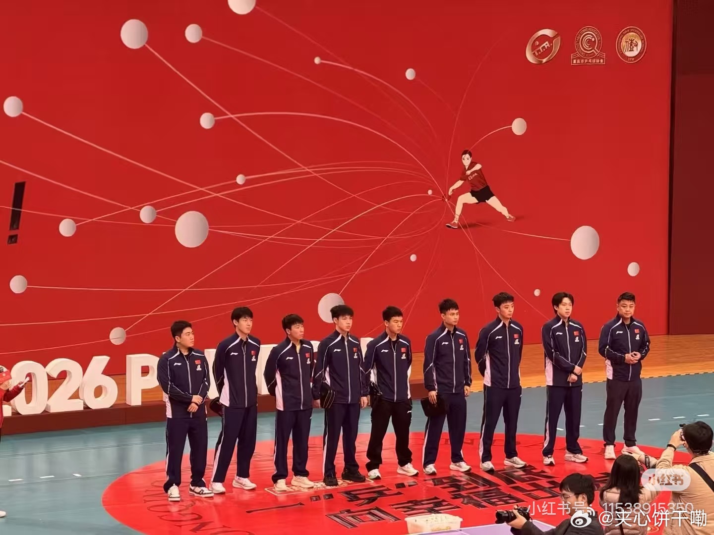 感觉大头跟其他人不在一个图层里