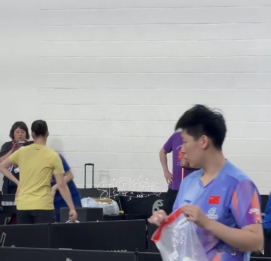 小莫在模仿莎莎热身动作，把莎莎和邱导都逗笑了。今天晚上第一场就是小莫的男单比赛，