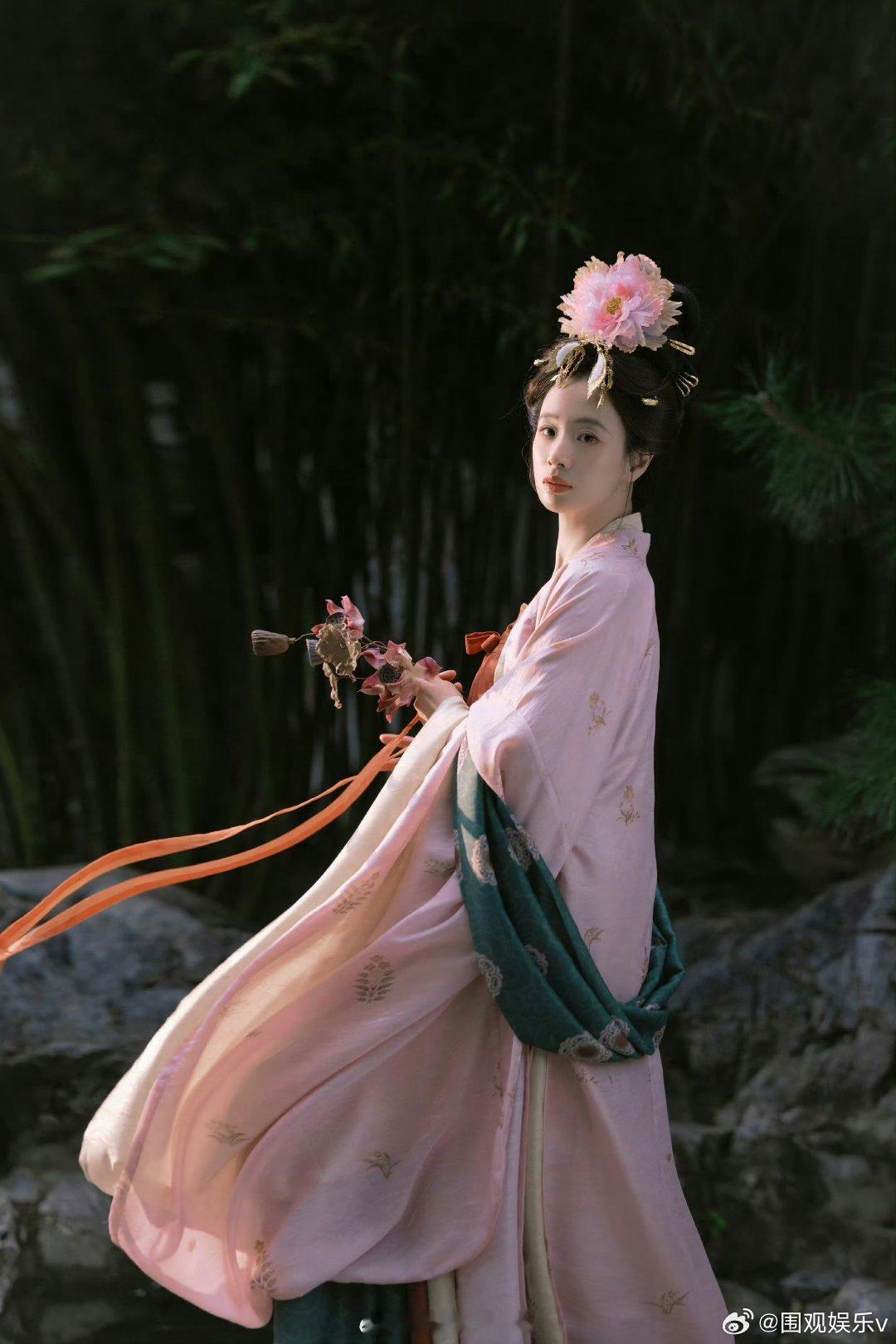 李梦牡丹仙子妆造李梦头上好大的牡丹花 牡丹仙子登场，李梦把盛放牡丹的感觉演出来了