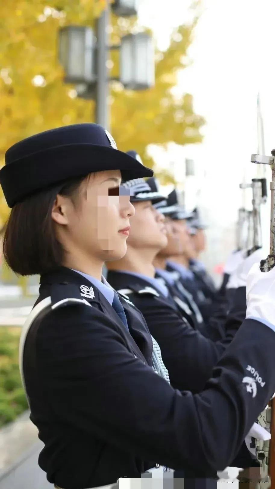 今天又到河南警察学院送女儿了。
想起前年体测、体检、考试的时候，
半夜在外面排队