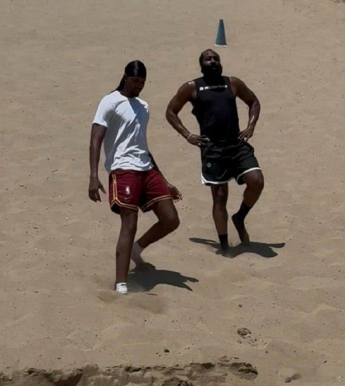 美媒po出旧照：在此前休赛期，哈登曾和莫布里一同训练过哈登被交易至骑士哈登加兰互