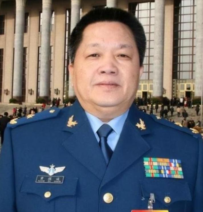 1981年，台湾飞行员黄植诚，驾驶最先进的飞机向大陆投诚，却被后座飞行员察觉，黄