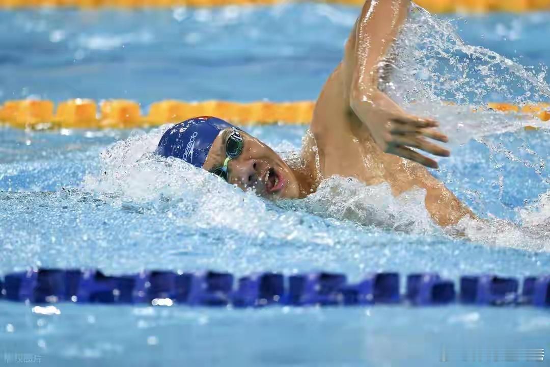 张展硕赢得全运会男子200米自由泳冠军，成绩为1分44秒86，该成绩还打破了他自