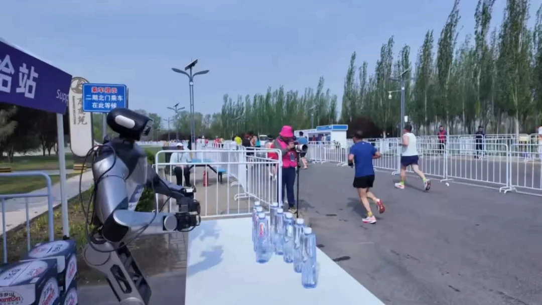 给跑者递水，机器人难在哪