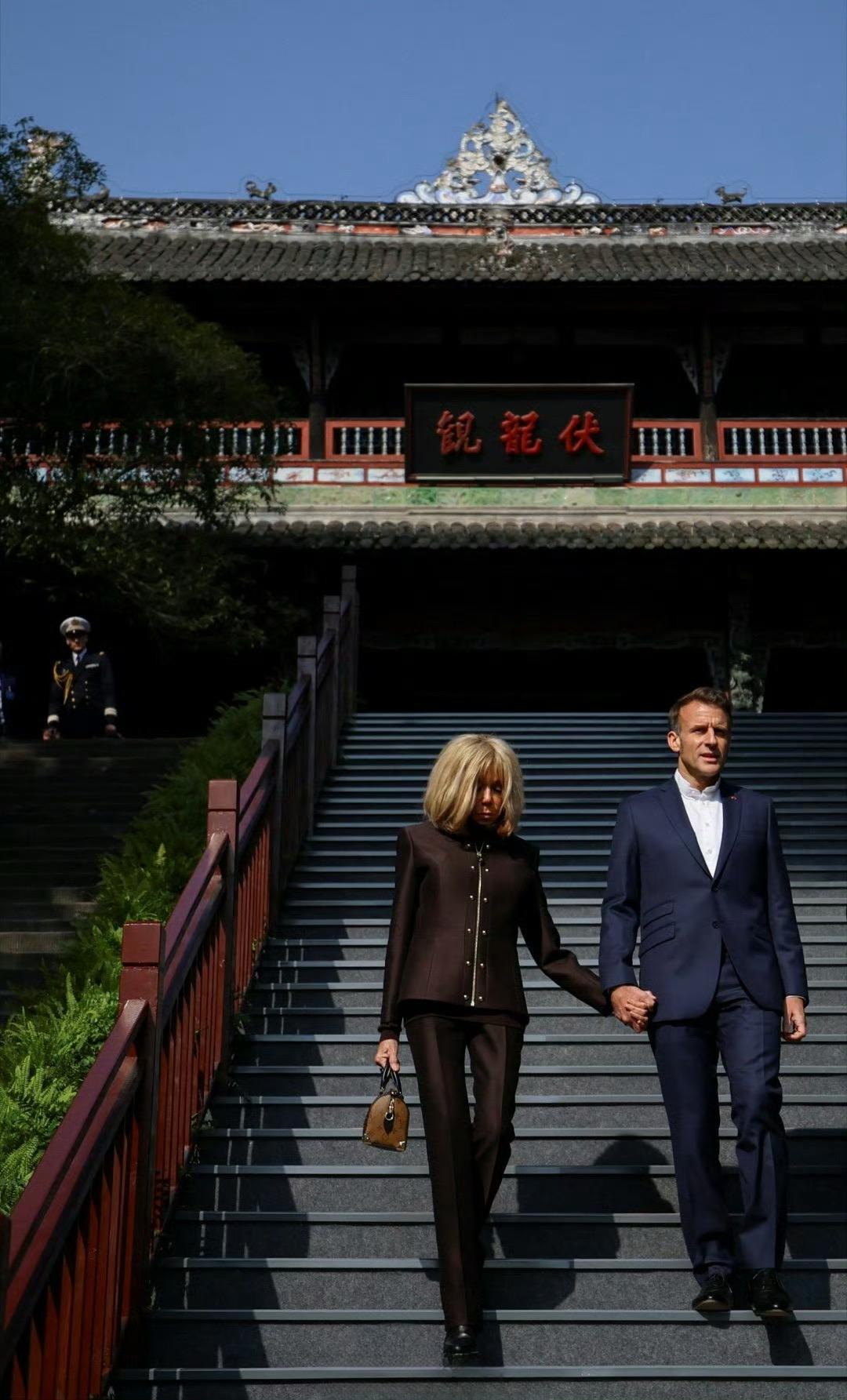 马克龙和夫人游览四川成都都江堰伏龙观。