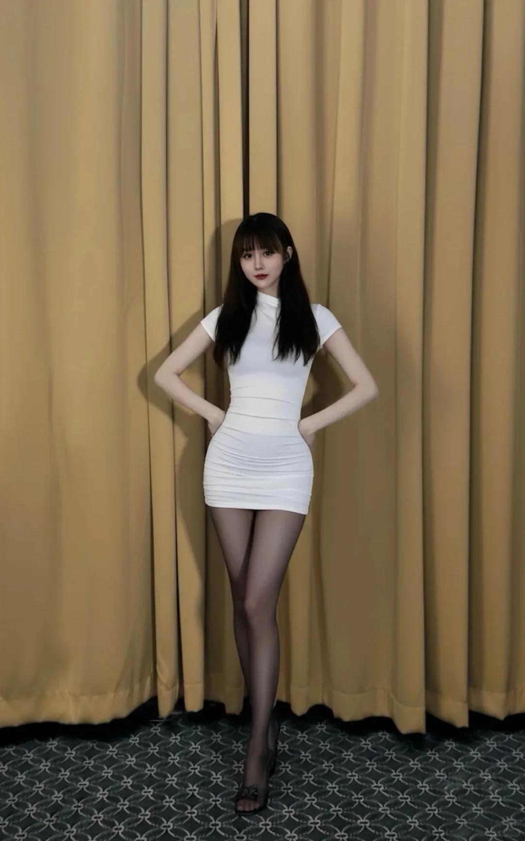 优雅黑发女郎，白裙黑丝，自信姿态，魅力无限！