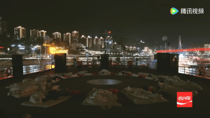 徐若晗不知道怎么交朋友爆哭李雪琴的安慰真的好温柔好有力量，这种时候就需要一个懂你