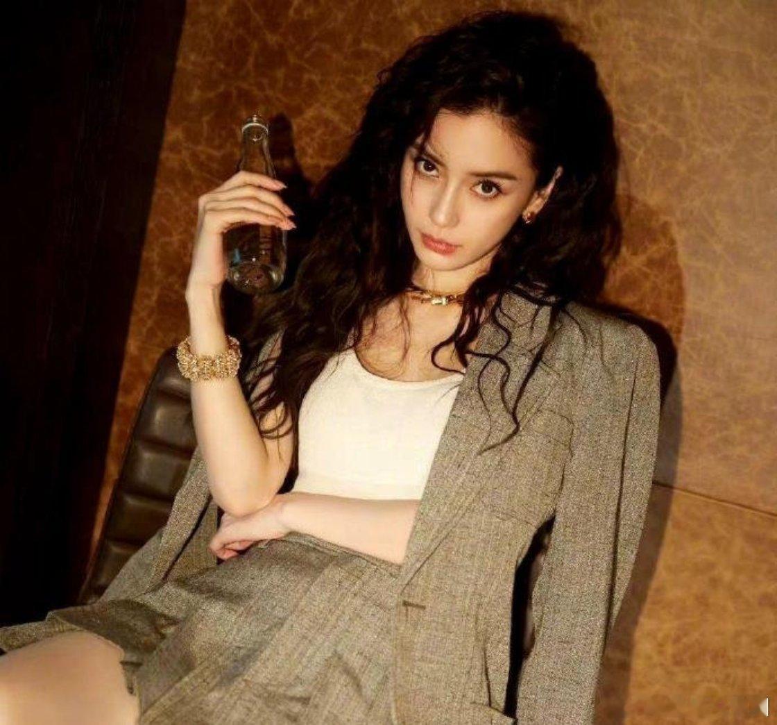 杨颖这种混血又温柔的面相 在内娱找不到第二个吧 这复出肯定成功吧 ​​​