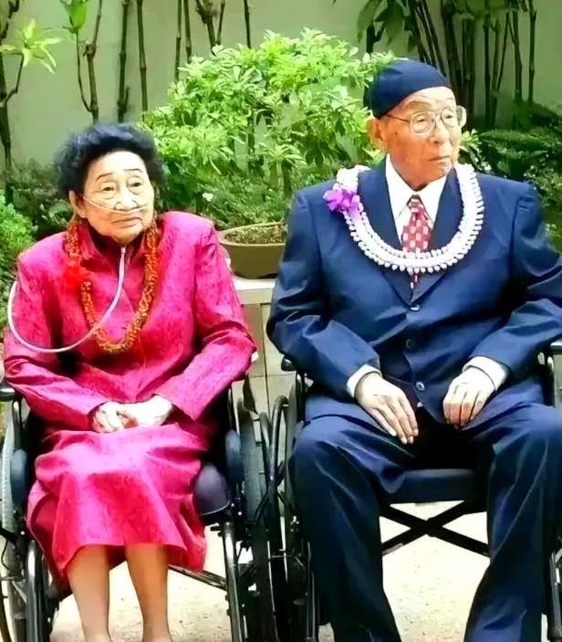 2000年，88岁的赵一荻香消玉殒，临终前喃喃道出11字遗言，张学良闻讯后泪如雨