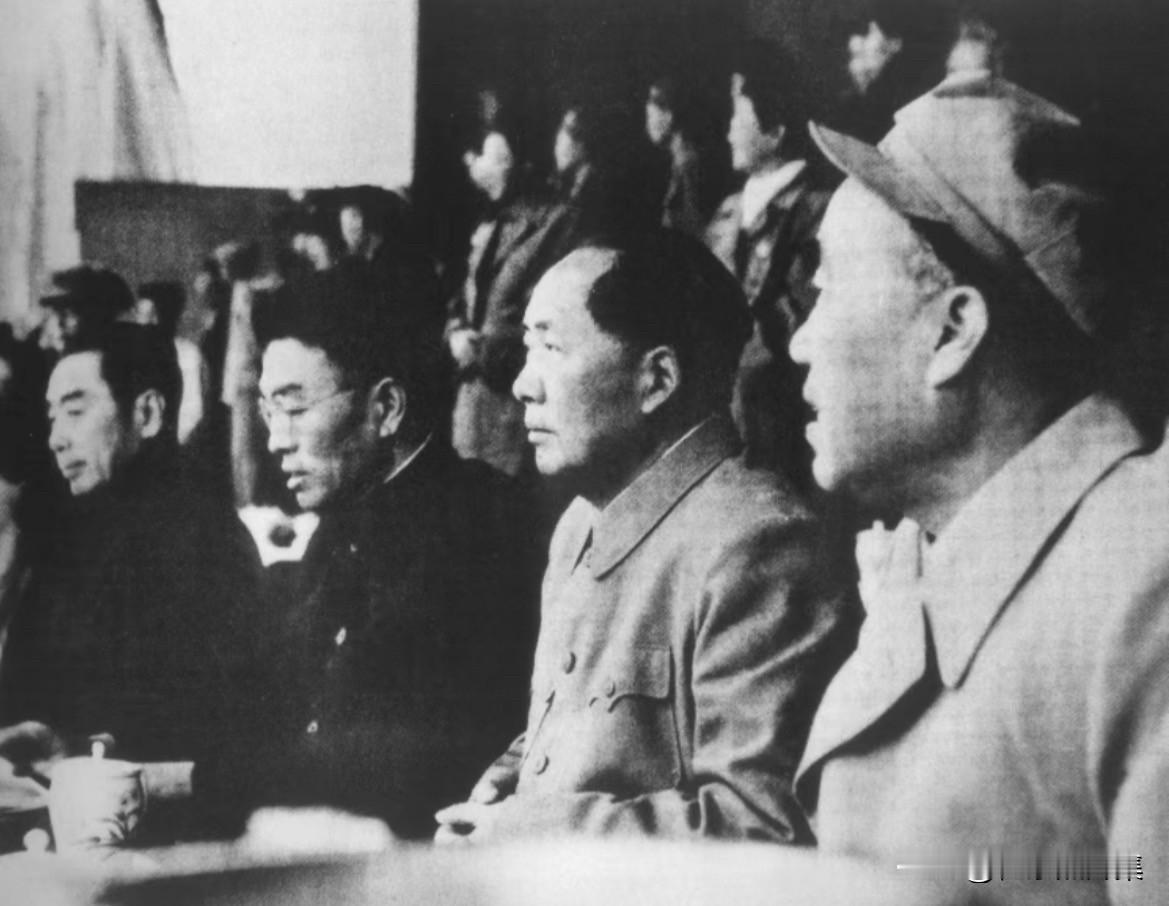 1955年10月2日，全国第一届工人体育运动会开幕式主席台，右起：朱德、毛泽东、