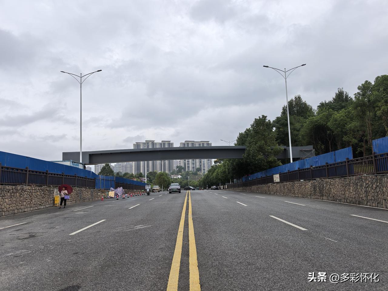 9月9日，怀化迎丰公园连接怀化植物园路红星北路人行天桥吊装架设成功，下一步将进行