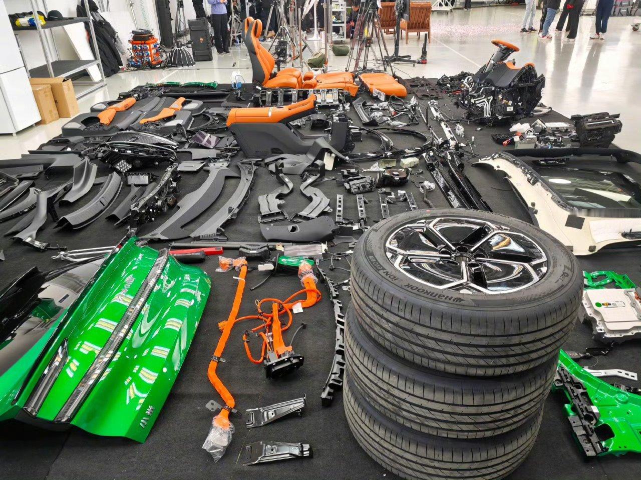 昨晚雷军直播除了拆车讲解之外，还回应了众多质疑雷军回应小米超强钢争议