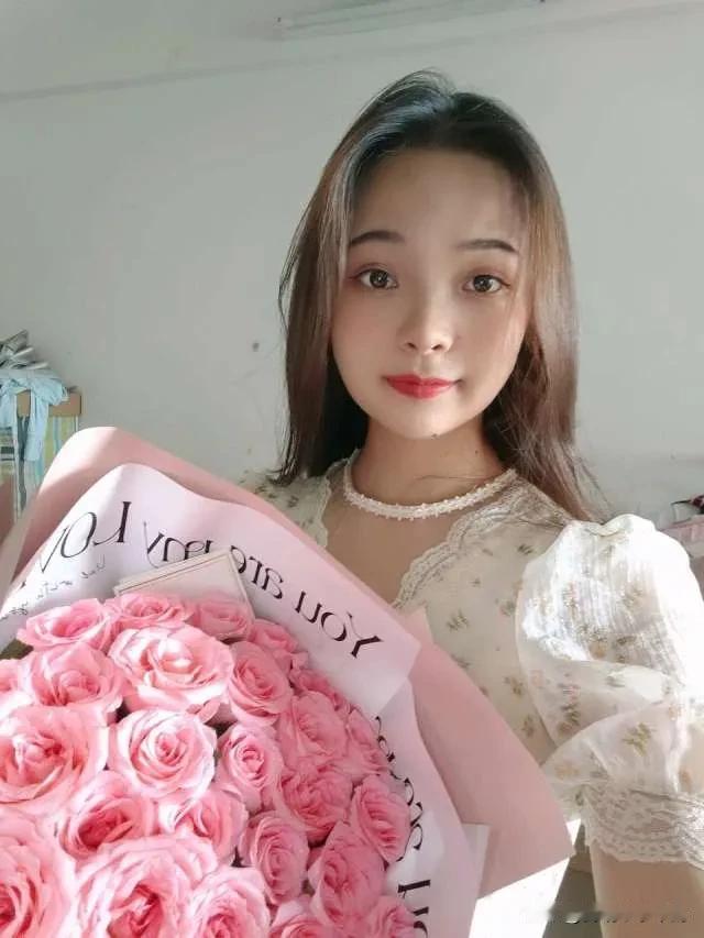 收到一束粉色的玫瑰，满满的幸福感！