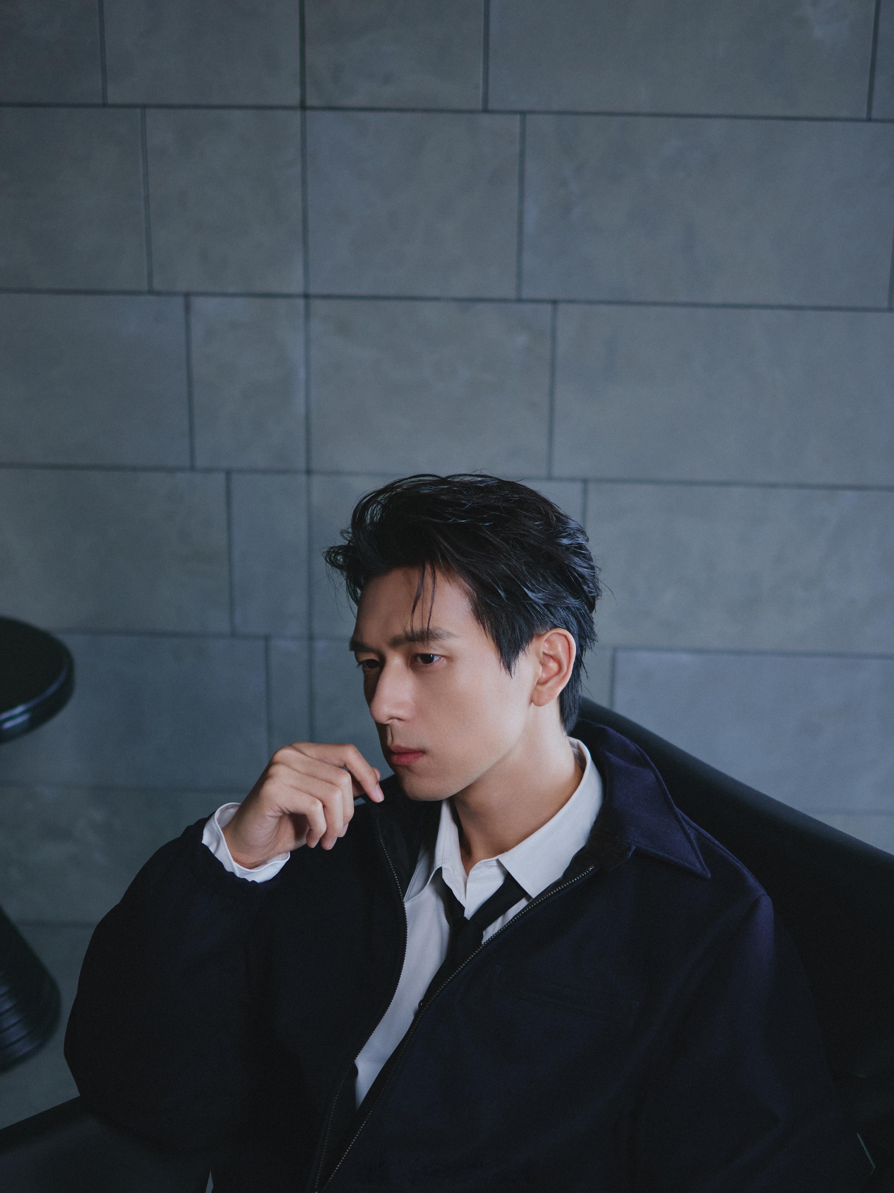 Prada武汉见这个prada代言人李现 帅得有些突出了[挤眼]​​​