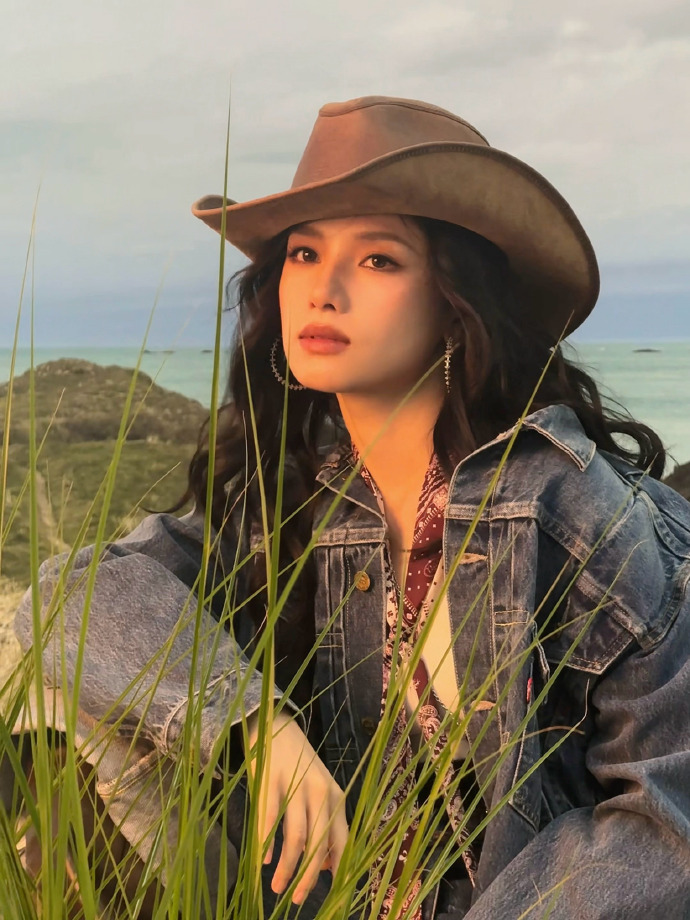 张婧仪牛仔风  张婧仪姐感牛仔风简直就是yyds了呀，这一次的牛仔搭配的风格真的