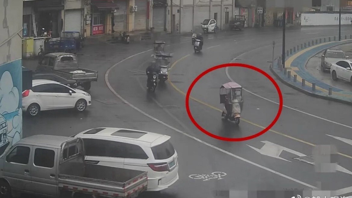 玉环交警2小时侦破电动车逃逸案玉环隧道口发生电动车肇事逃逸，辅警细致摸排线索，2