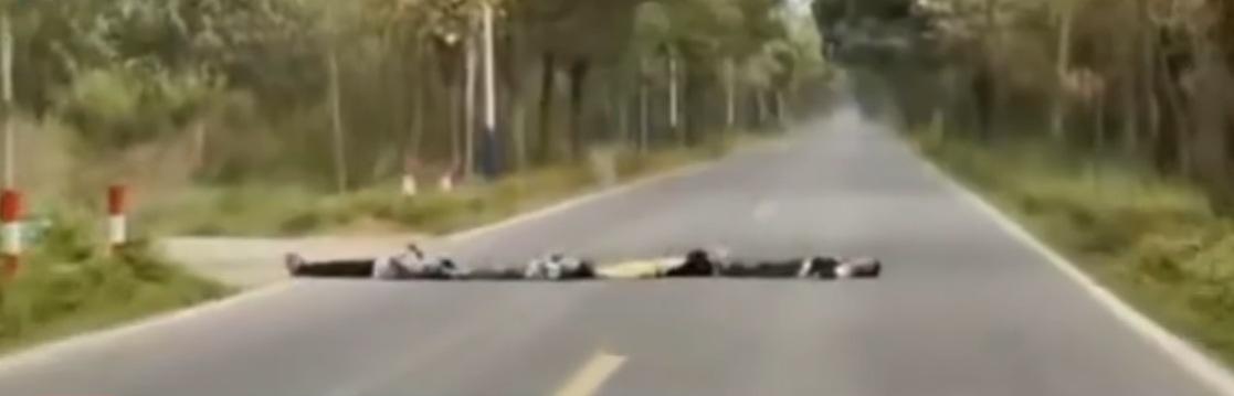 【我的天！几个熊孩子趴马路上“装”减速带，司机急刹吓懵！】

今天刷到一个视频，