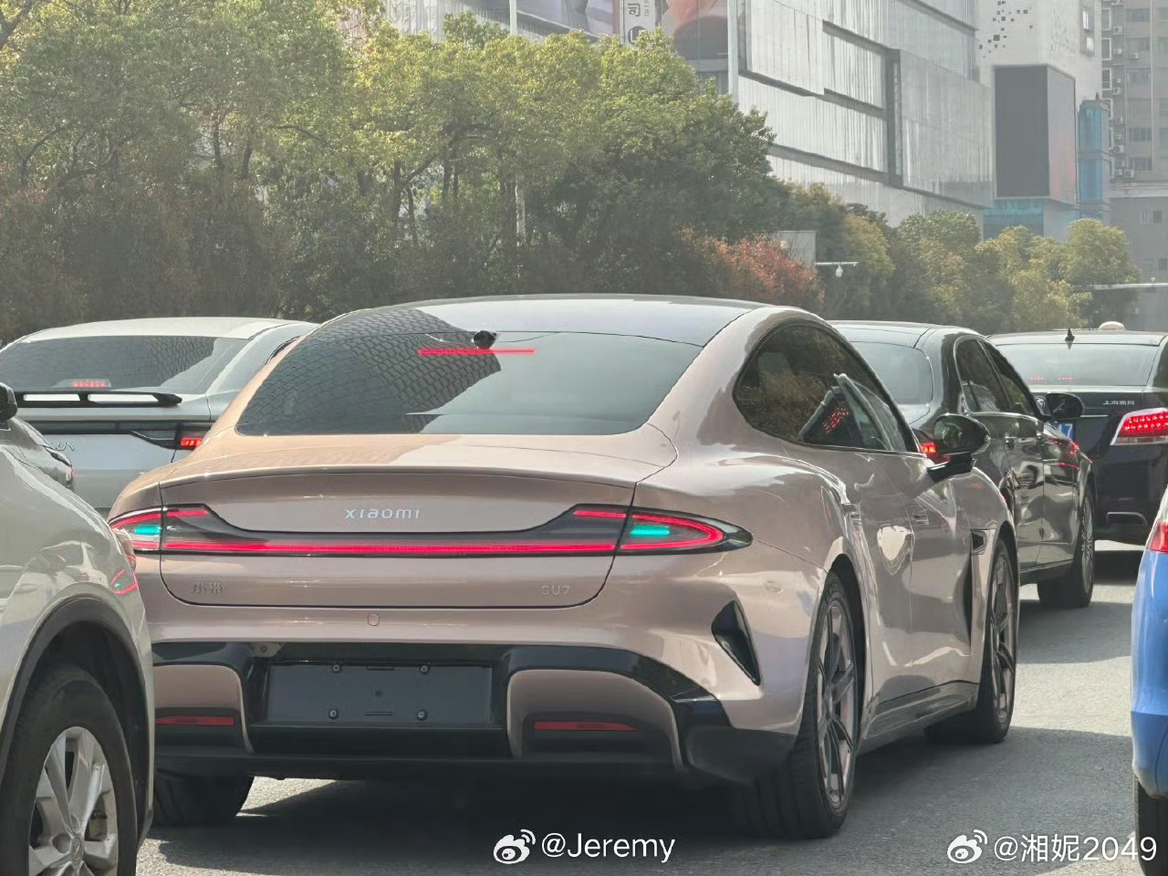 现在路上已经能看到好多有小蓝灯的新SU7了好多朋友都拍到了！但我还没在路上看到过