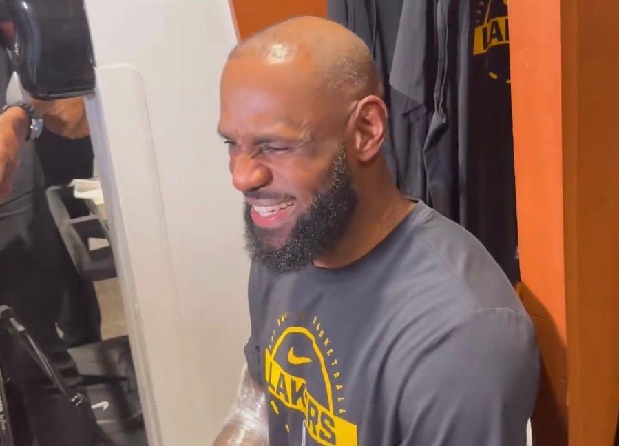 詹姆斯：“东契奇不需要改变他的打法。他是我们队里27岁的基石球员，应该由我来调整