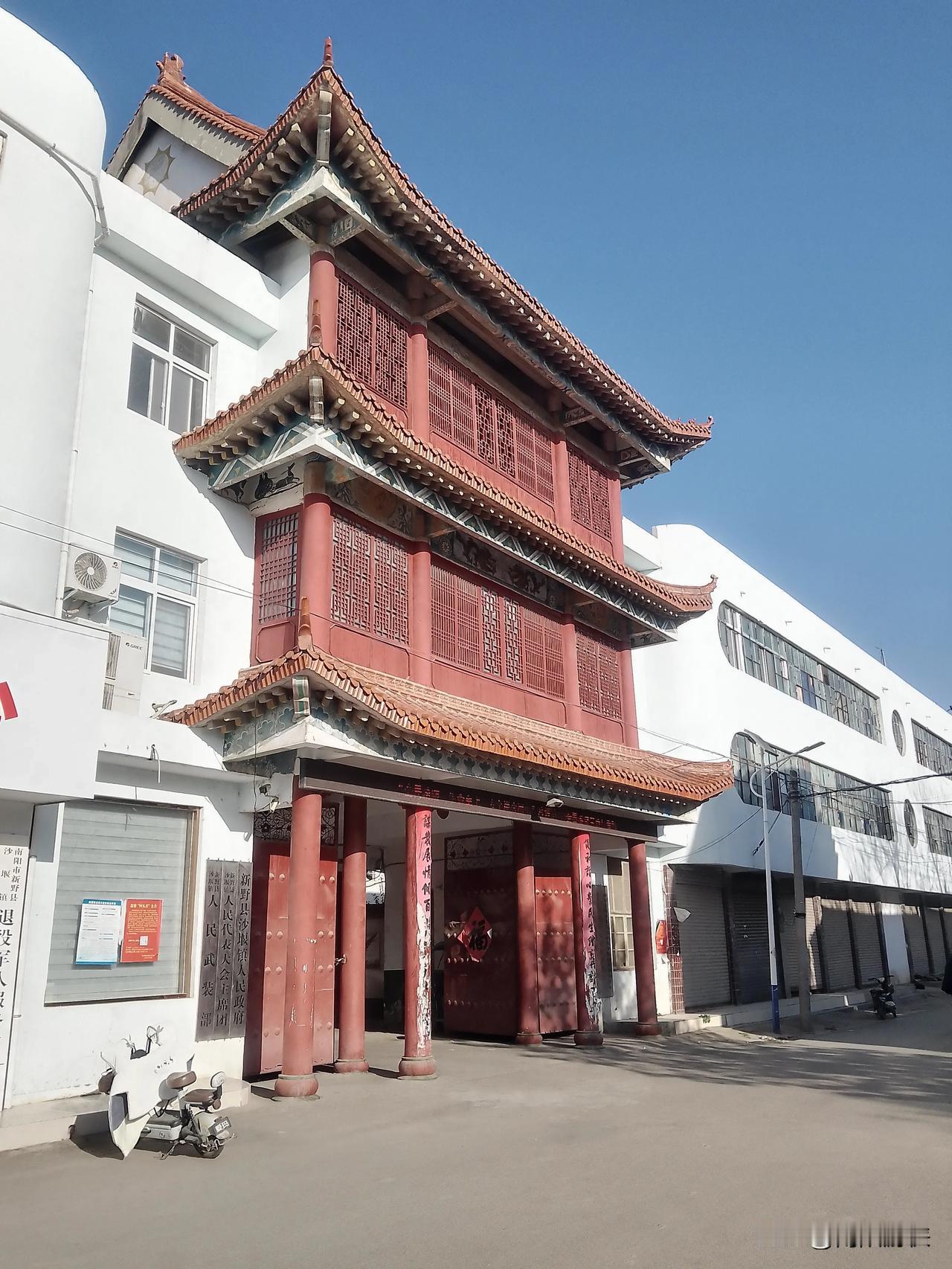 古城新野，历史文化厚重的乡镇沙堰镇，乡政府大门彰显着古城魅力