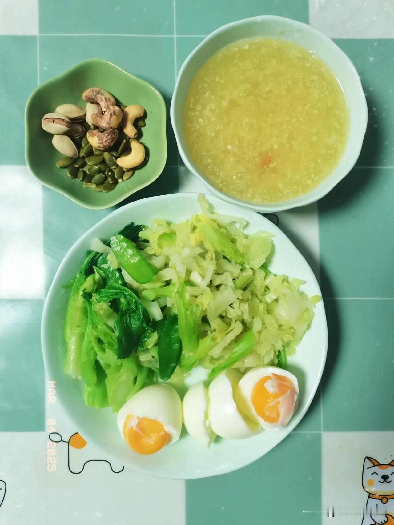 春风送暖之中年女性减脂早餐日记
主食：小麦胚芽
蛋白质：鸡蛋
蔬菜坚果：松菜、卷