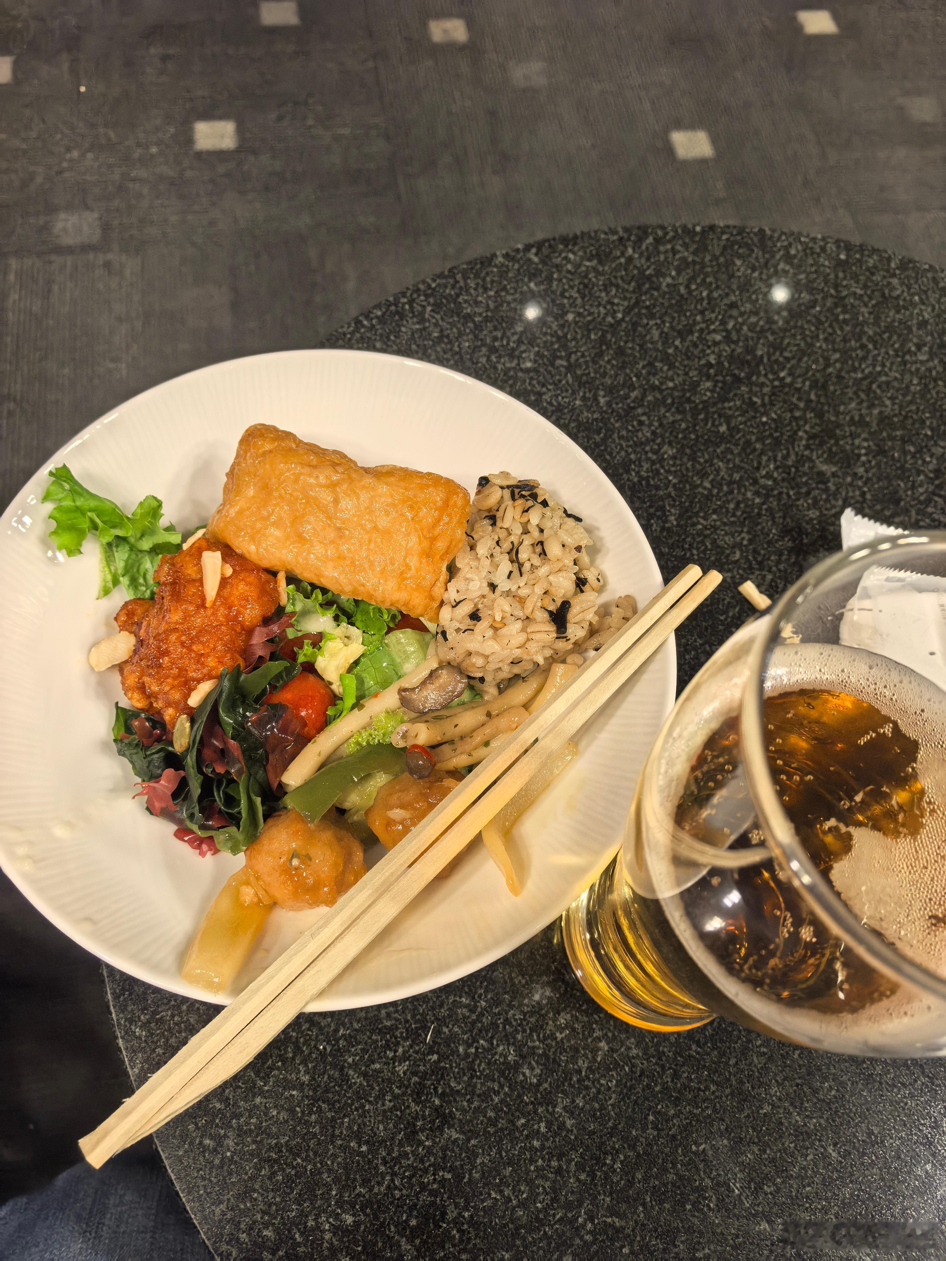 东京羽田机场VIP室，伙食太一般了。跟北京的国航VIP候机室没法比。东京手机拍美