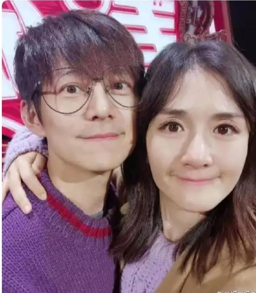 那张“相拥而泣”的图，早就是二十年前的生日合影了。
何炅、谢娜、李维嘉、吴昕、杜