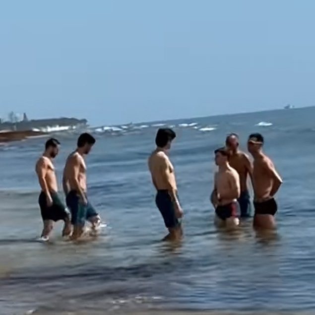 C罗  原来还下水玩了老师我们在美国海边这么松弛真的ok吗围观世界杯