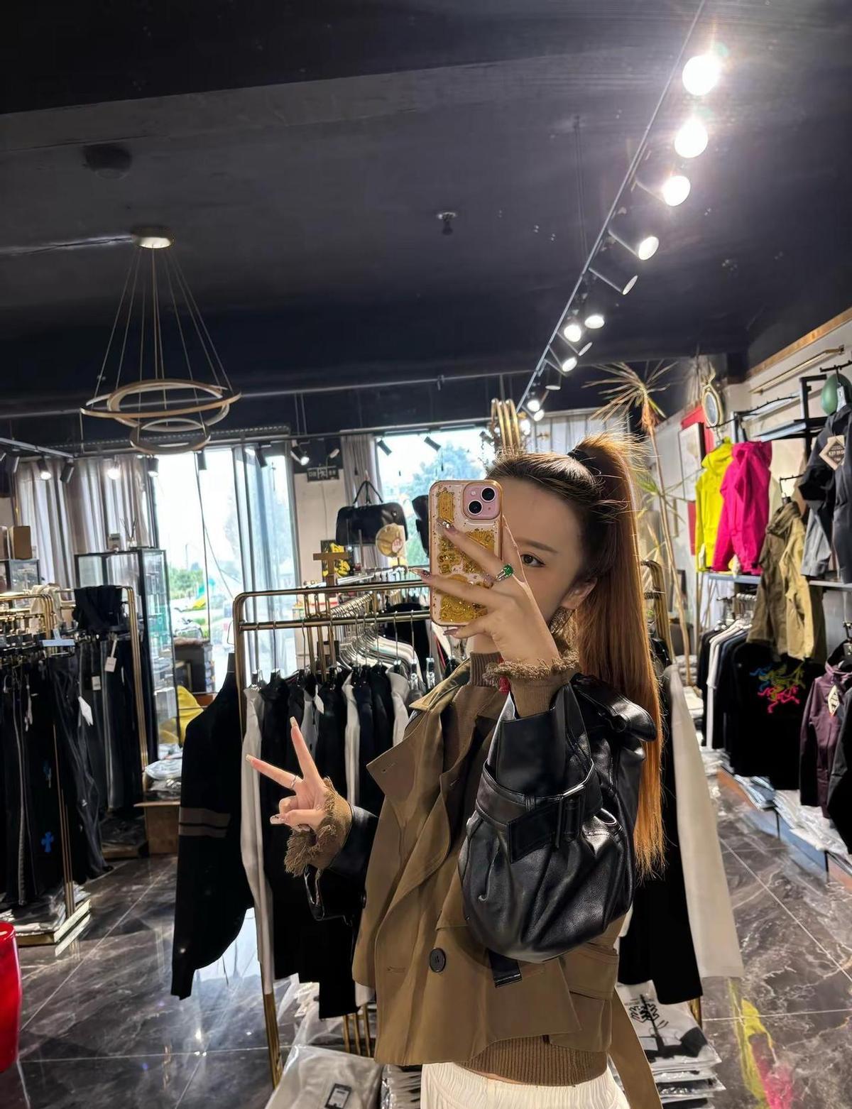 卖衣服的姑娘，昨天还在哭着喊“你懂我”，今天就得算“你签收了没”。
直播间里笑得