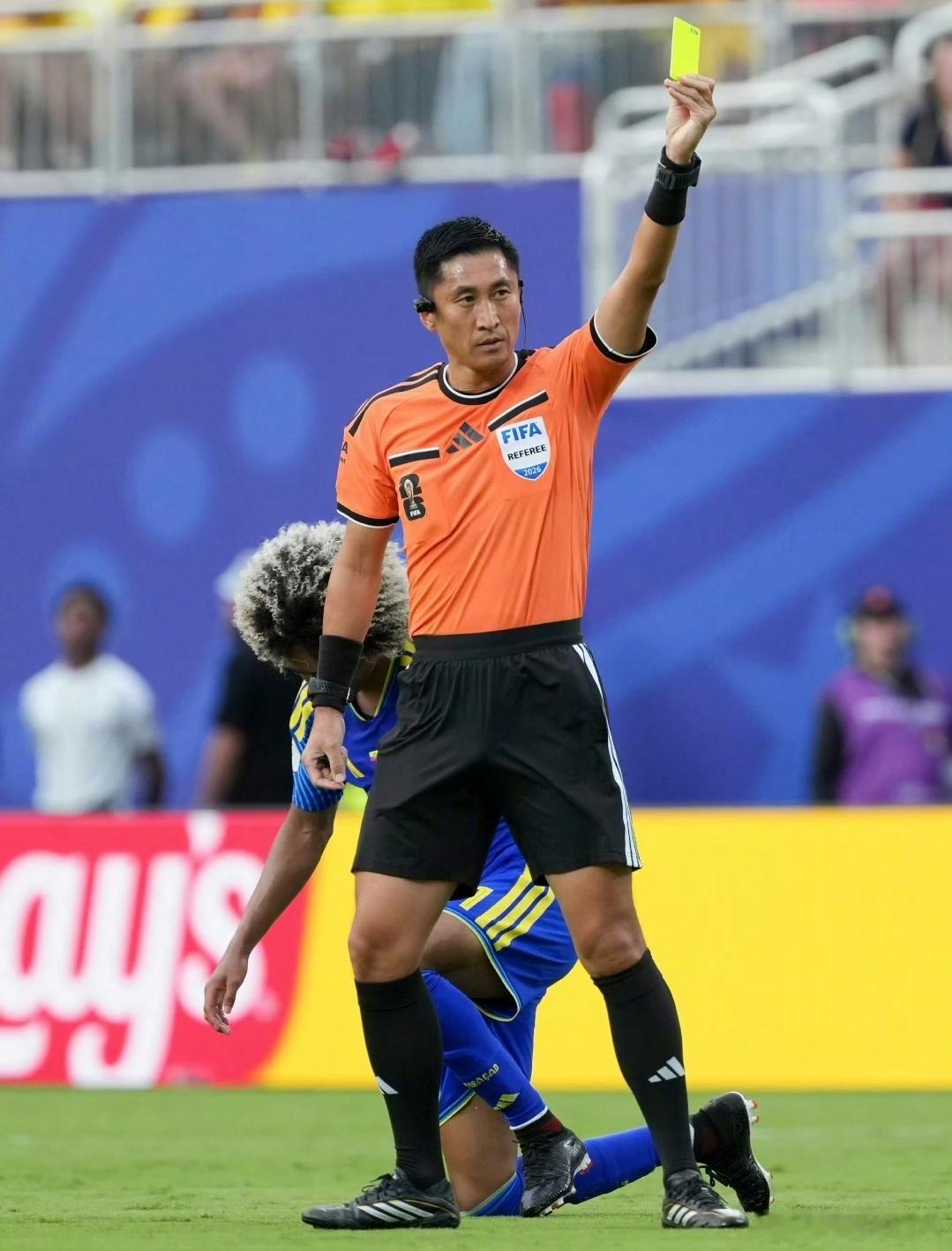 马宁1分钟2黄0-0铸就历史！16万人口库拉索斩获世界杯队史首分，马宁执法六黄刷