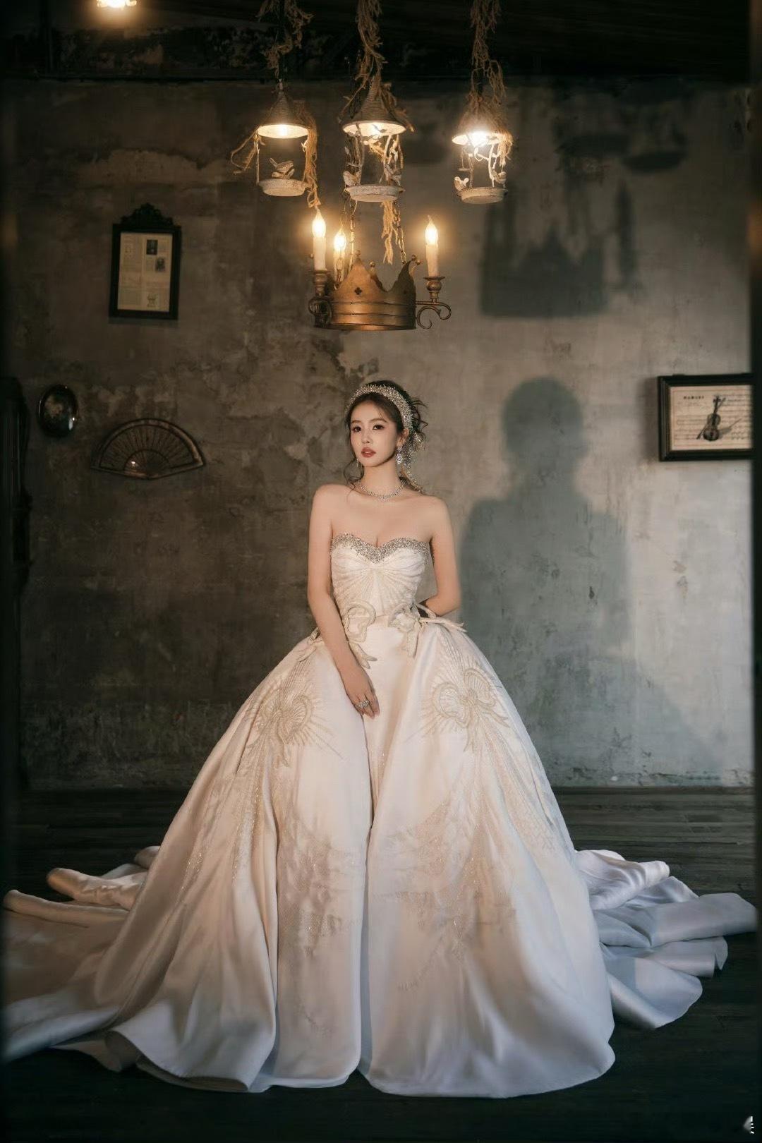 白鹿纯白抹胸高定完全公主级别，白鹿太美了，精准符合了我的审美！ ​​​