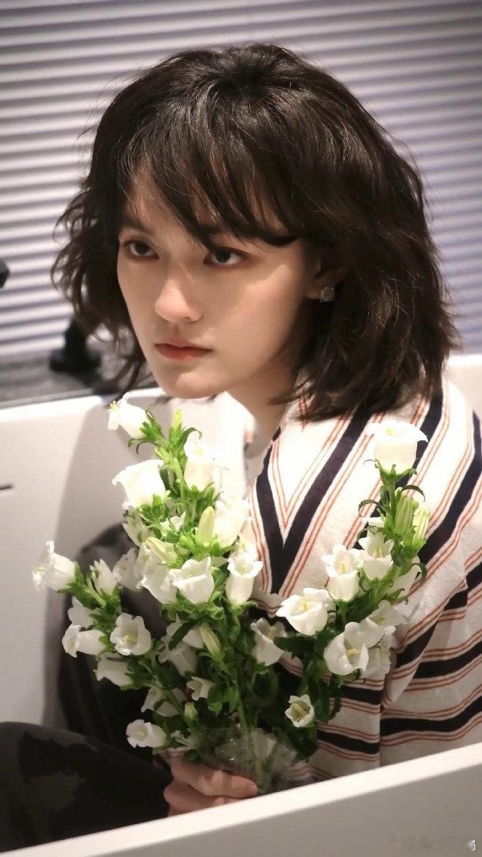 文淇发了粉丝送的花 文淇拍的花是粉丝送的原来这个铃兰花是粉丝送的！完了要一辈子爱