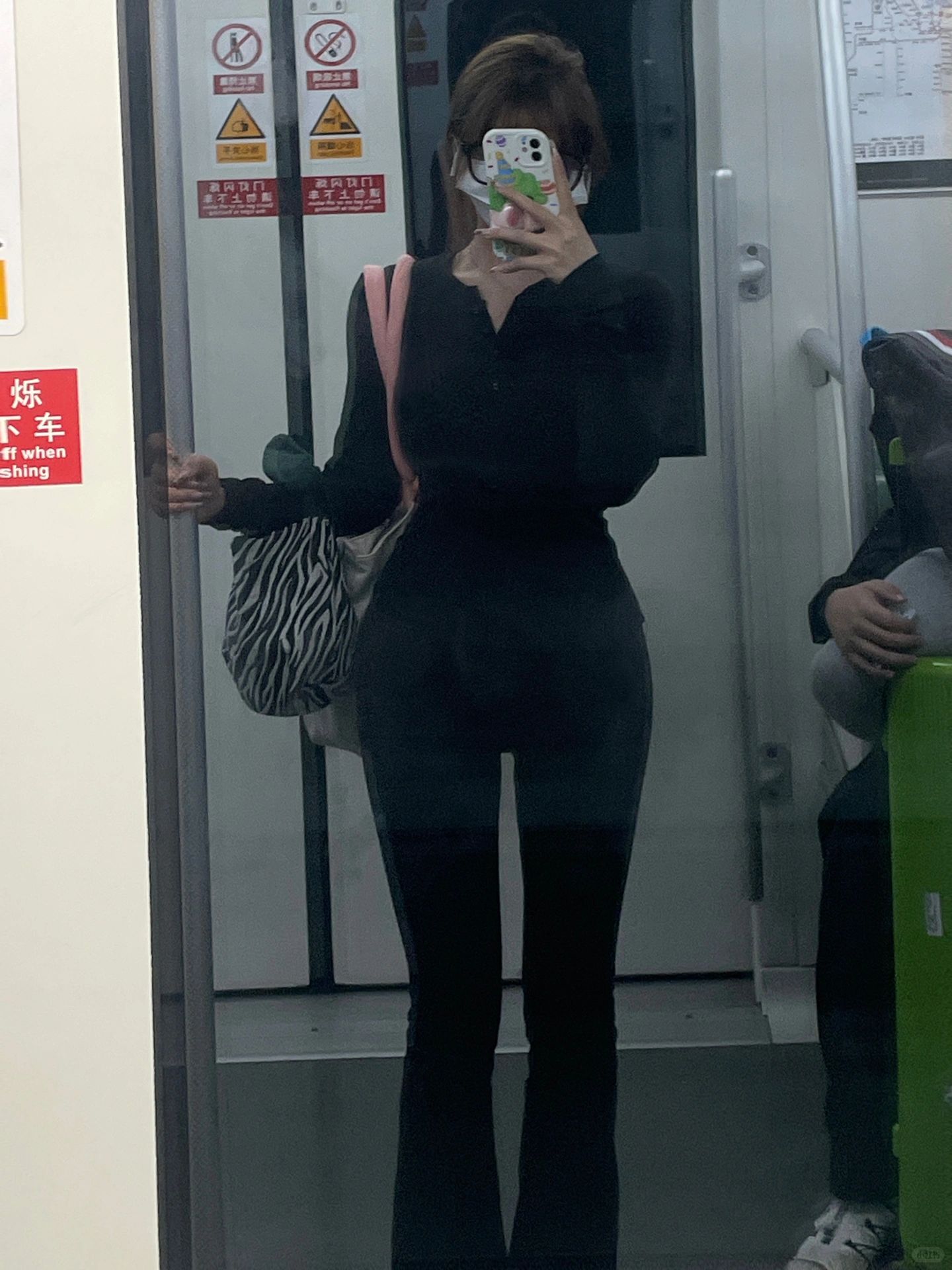 今天晚上谁耽误我下班 闯4⃣️它 那女的