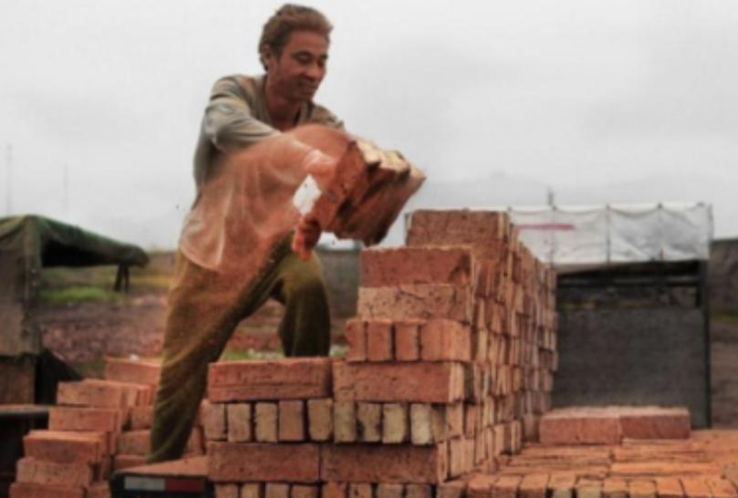 1971年，成都公安局接到举报，说有个叫周春银的搬砖工自称是神枪手，且现场拿出真